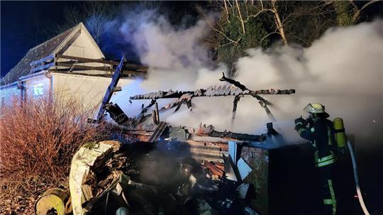 In Hammah ist ein Carport in Brand geraten. Zwei Wohnhäuser waren in Gefahr.