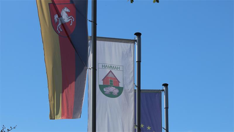 In Hammah wehen Flaggen vor dem Dorfgemeinschaftshaus.