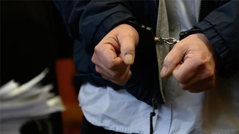 Streit vor Cuxhavener Kneipe endet in Messerattacke In Handschellen wurden am Montag zwei der drei Angeklagten in dem Prozess vor dem Landgericht Stade in den Gerichtssaal geführt. (Symbolfoto)