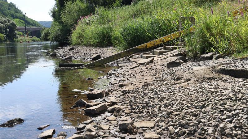Erste Teile der Oberweser sind nicht mehr schiffbar In Hann. Münden werden die Uferbereiche durch das Niedrigwasser breiter.