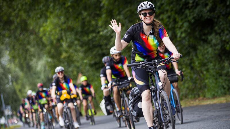 „Regenbogenfahrt“ als Mutmacher für junge Krebspatienten In Hannover sind die Fahrerinnen und Fahrer mit bunten Regenbogentrikots losgefahren.