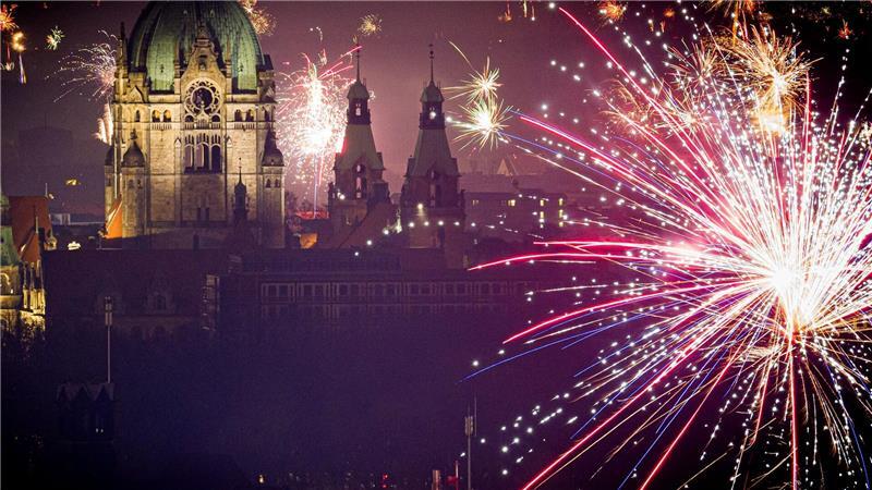 In Hannover wurden Polizisten mit Böllern beworfen.