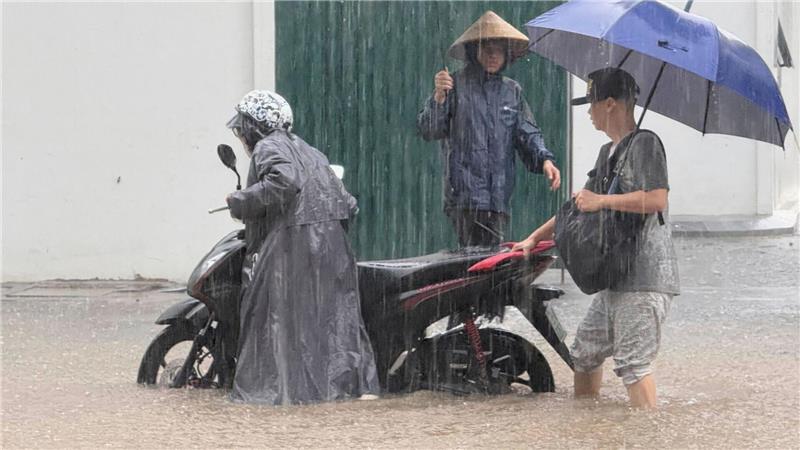 Tote und Schäden durch Taifun „Kajiki“ in Vietnam In Hanoi standen viele Straßen unter Wasser.
