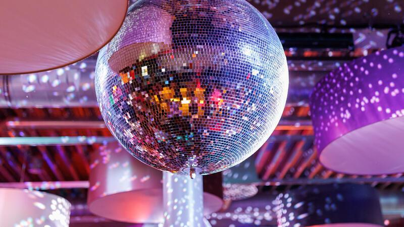 In Harsefeld dreht sich am Sonnabend die Disco-Kugel.