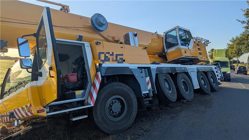 In Harsefeld ist am Donnerstagmorgen ein Autokran von der Straße abgekommen.