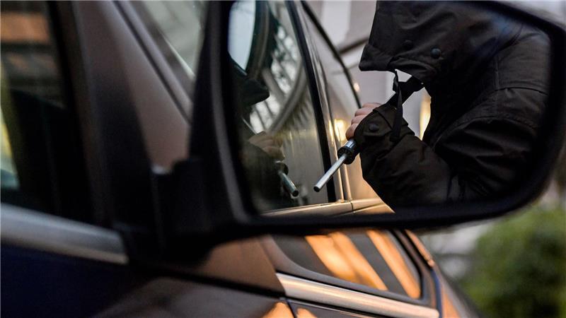 In Harsefeld knackten Unbekannte einen schwarzen SUV. (Symbolbild)