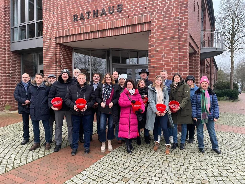 In Harsefeld machten sich viele Verkäufer auf den Weg, Glücksschweine unter die ...