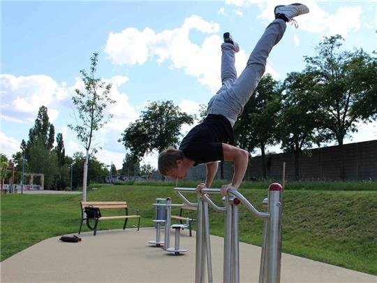 In Harsefeld sollen im Bereich der Klosterteiche Fitnessgeräte aufgestellt werden, an denen jeder trainieren kann. Foto: dpa