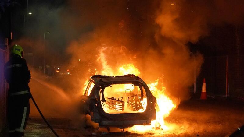 In Hartlepool ging ein Polizeiauto in Flammen auf.