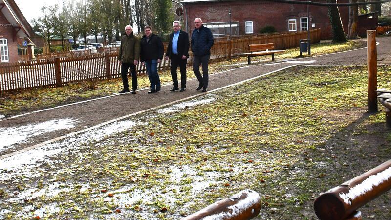 In Hechthausen ist das Kirchenumfeld neu gestaltet worden. „Zur Blüte“ kommt das Areal mit Spielmöglichkeiten, Hochbeeten, Bänken und Wanderwegen aber erst im Frühjahr. Foto: Schröder