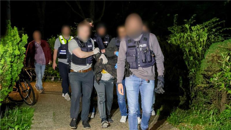 In Heiligenhaus bei Düsseldorf haben Polizisten einen verdächtigen Mann festgenommen. 