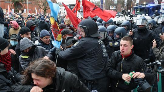 In Heimfeld kam es zu gewalttätigen Auseinandersetzungen zwischen Polizei und Demonstranten.