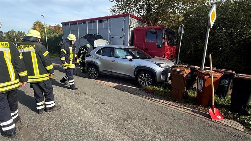 Unfall auf K57 in Heinbockel: Viehtransporter kollidiert mit Toyota In Heinbockel ist ein Lkw mit einem Auto kollidiert.