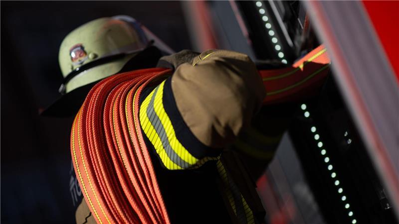In Hemmingstedt hat in der Nacht ein Brand in einer leerstehenden Lagerhalle für Evakuierungen und eine Sperrung der B5 gesorgt. (Symbolbild)