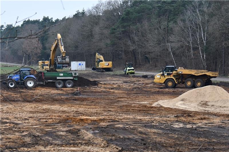Konkurrenz für Stade: Bekommen die Oste-Gemeinden ein gemeinsames Gewerbegebiet? In Hemmoor erfolgte im Industriegebiet Heeßel eine der größten Firmenansiedlungen der vergangenen Jahre durch ein Landmaschinenunternehmen. Während die dortigen Flächen für Industriezwecke genutzt werden können, verläuft die Suche nach Bere