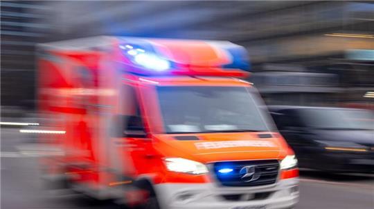 In Hemmoor stieß eine junge E-Scooter-Fahrerin mit einem Auto zusammen. Die 13-Jährige kam ins Krankenhaus. (Symbolbild).