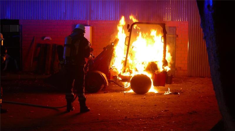 In Hemmoor war ein Radlader in Brand geraten.