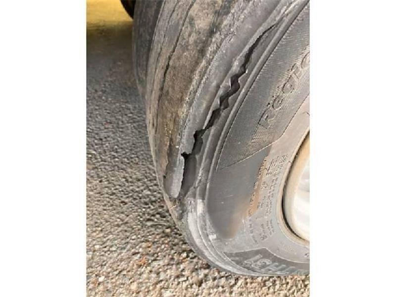 Historischer VW-Bus brennt aus – Reifen-Ärger an B495 In Hemmoor wurde ein Schwertransport mit einem Turmteil für Windkraftanlagen wegen massiv beschädigter Reifen gestoppt.