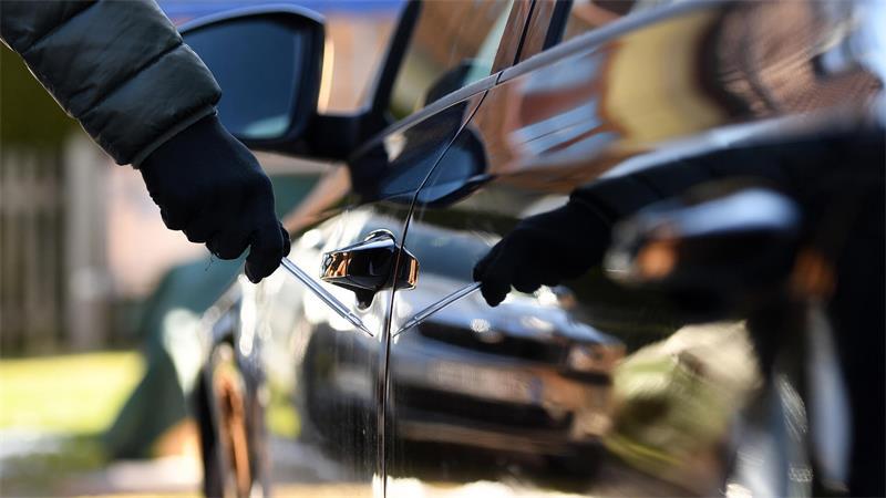 In Himmelpforten haben Unbekannte ein Auto stark beschädigt (Symbobild).