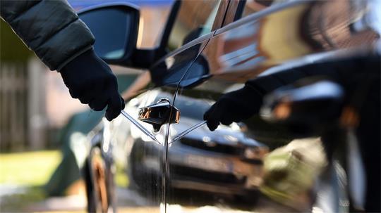 In Himmelpforten haben Unbekannte ein Auto stark beschädigt (Symbobild).