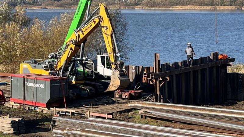 Sturmflutsaison: So sicher sind die Deiche an der Niederelbe In Hinterbrack wird bereits am neuen Siel gebaut, damit die Deichbauer im Frühjahr 2025 loslegen können.