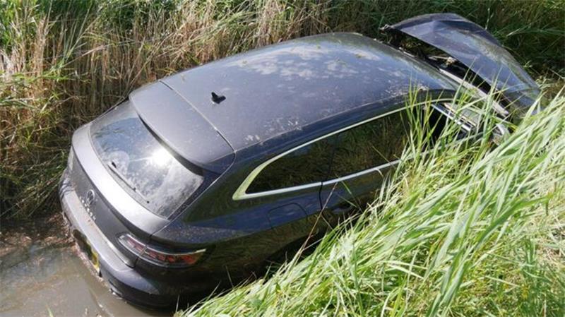In Höhe Wingst kommt der Wagen nach links von der B73 ab, durchfährt etwa 50 Meter den Grünstreifen und bleibt in einem wasserführenden Graben stehen.