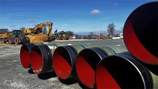 In Höhe der Baustelle Stadermoor wurde bei den Bauarbeiten eine andere Leitung beschädigt - die Abwasserleitung aus Richtung Himmelpforten nach Stade.