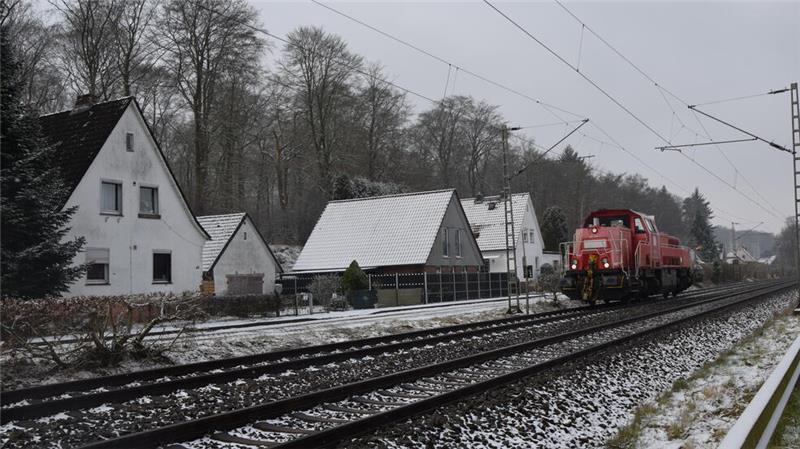 In Höhe der Siedlung Heitmannshausen stehen Wohngebäude ungeschützt vor Zuglärm an der Bahnstrecke. Hier sollen Lärmschutzwände errichtet werden.