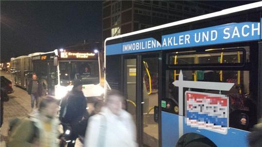 In Höhe des Fischmehlwerkes im Cuxhavener Hafen teilten sich die beiden Busfahrer die Fahrgäste auf. Der eine Bus fuhr nonstop nach Stade, der andere fuhr alle Bahnhöfe auf dem Weg an.