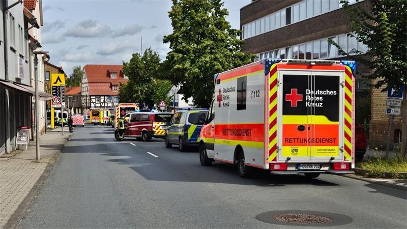 In Hofgeismar hat es mehrere Verletzte gegeben, als ein Wagen mit hohem Tempo durch die Fußgängerzone fuhr.