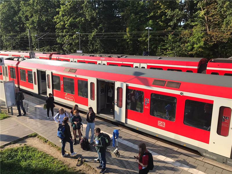 Signalstörung zwischen Buxtehude und Stade behoben: S3 und Start-Züge fahren wieder In Horneburg gestrandete Fahrgäste warten auf weitere Informationen. Foto: Vonderbank
