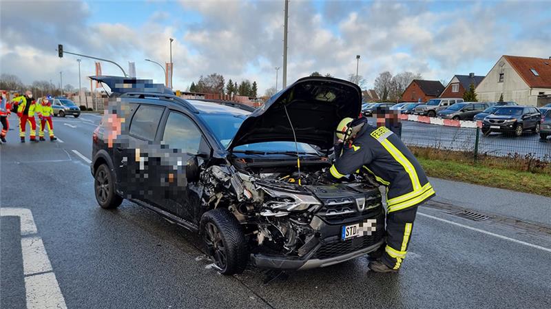 In Horneburg sind zwei Wagen auf der B73-Kreuzung zusammengekracht. Foto: Polizei