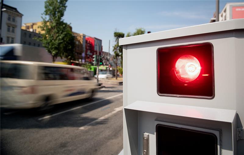Großkontrolle in Hüll: Fast jeder dritte Autofahrer zu schnell In Hüll wurden an einem Nachmittag 26 von 90 Verkehrsteilnehmern geblitzt (Symbolbild). Foto: Reinhardt/dpa