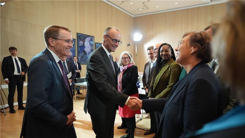 Merz an der Nordsee: vom Windrad bis zum Heuler In Husum nimmt Merz an einer Kabinettssitzung teil.