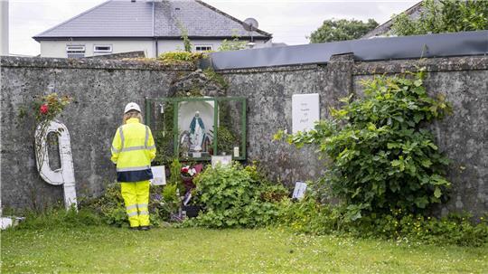 In Irland hat die Suche nach fast 800 Baby- und Kinderleichen begonnen.