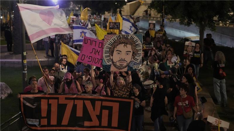 Israel zunehmend isoliert - Hamas schürt Angst um Geiseln In Israel fordern erneut Tausende Menschen ein Ende des Krieges.