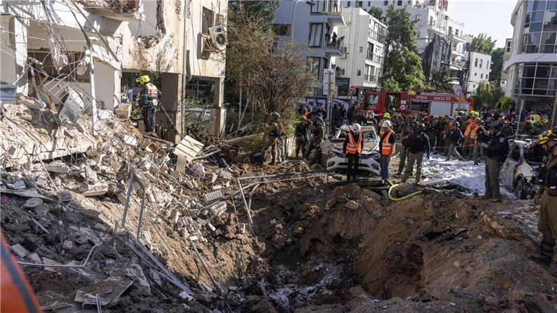 In Israel schlagen weiterhin aus dem Iran abgefeuerte Raketen ein.
