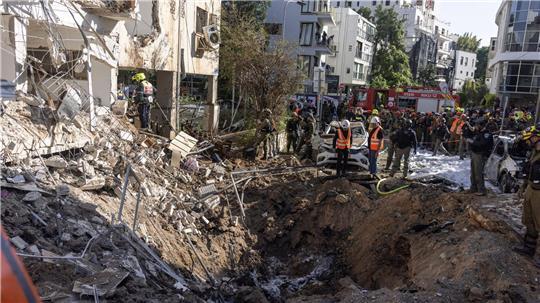 In Israel schlagen weiterhin aus dem Iran abgefeuerte Raketen ein.