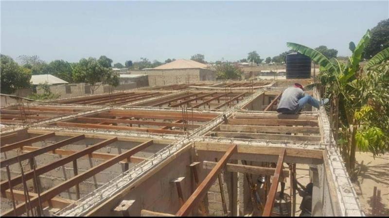 In Jabang nahe Serekunda entsteht gerade ein Begegnungszentrum für die Dorfbewohner.