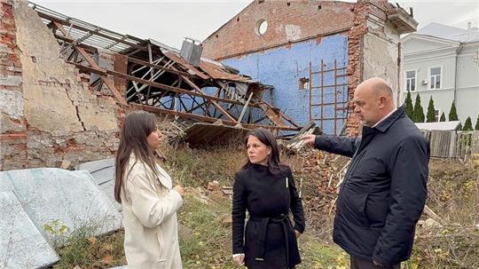 In Jahidne besuchte Baerbock die Gedenkstätte an die Opfer der russischen Gräueltaten in dem Dorf nordöstlich der Hauptstadt Kiew.