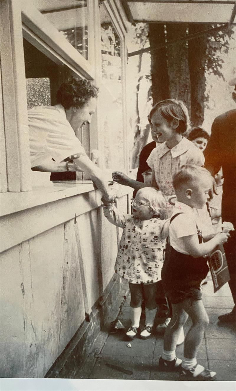 Verschwundene Orte: Dieser Buxtehuder ist im Hotel aufgewachsen In Jens Eckmanns Fotosammlung findet sich auch ein Bild von seiner Mutter beim Eisverkauf.