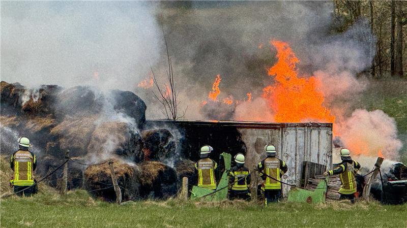 In Jesteburg (Kreis Harburg) sind Heuballen in Brand geraten. Die Polizei geht von Brandstiftung aus.