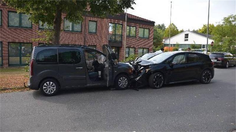 In Jesteburg (Landkreis Harburg) sind zwei Autos frontal zusammengestoßen.