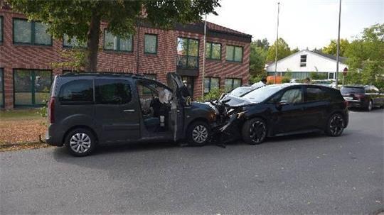 In Jesteburg (Landkreis Harburg) sind zwei Autos frontal zusammengestoßen.