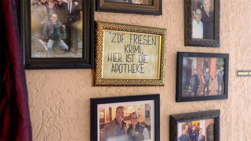 Morden in Leer - Auf den Spuren des „Friesland“-Krimis In „Jimmy’s Altstadt Café“ hängen Fotos von den Schauspielern der Serie.