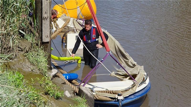 Motorboot sinkt im Alten Land In Jork-Königreich ist ein Motorboot in der Este versunken.