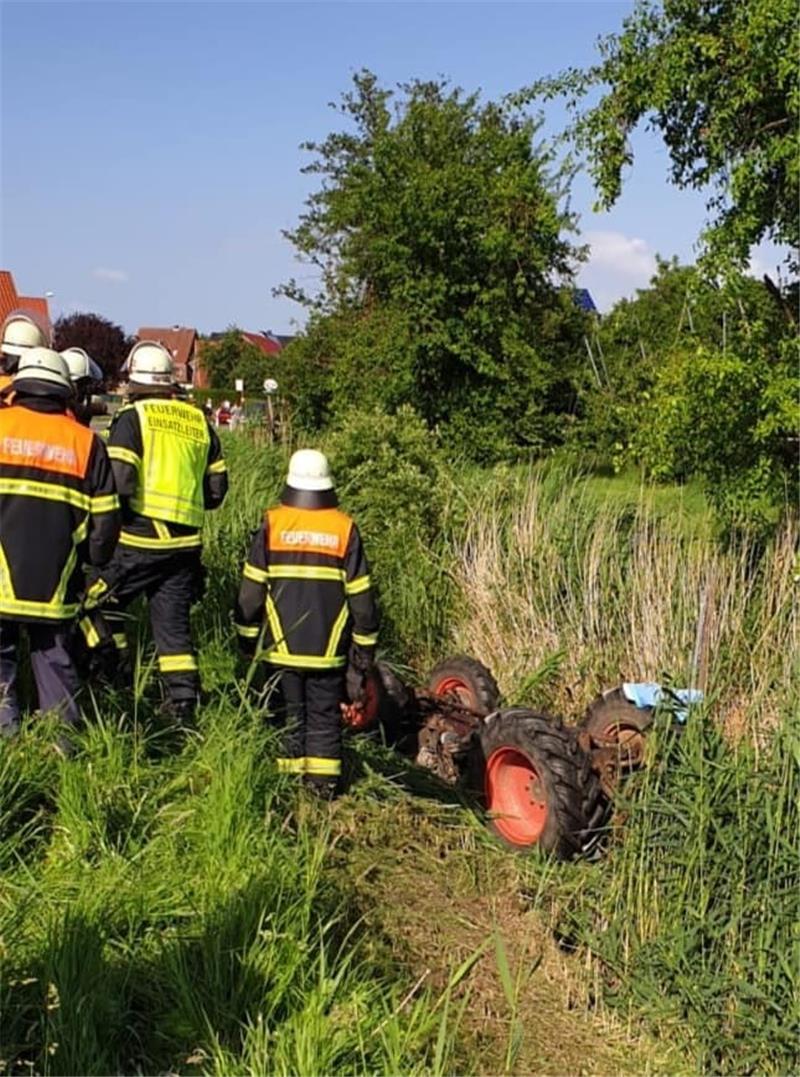 In Jork-Königreich wurde ein Fahrer eines Kleintreckers unter seinem Gefährt begraben. Foto: Feuerwehren von der Este/Facebook