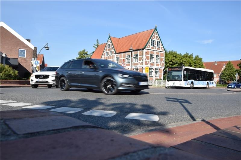 In Jork fahren seit der Sperrung der Kreisstraße mehr Autos durch den Ort. Aber: Der Verkehr fließt besser als von manchen befürchtet. Foto: Battmer