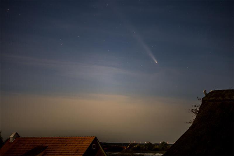 In Jork war der Komet bis etwa 20 Uhr zu sehen - dann verschwand er hinter einer Wolkenwand, Annegret Schuback hat rechtzeitig auf den Auslöser gedrückt und uns diesen Schnappschuss geschickt.