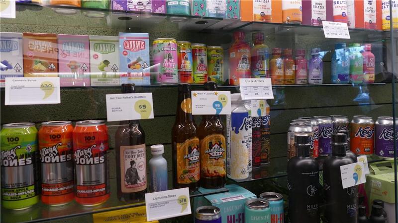 Je kommerzieller der Cannabis-Markt, desto höher das Risiko In Kalifornien werden Cannabis-Produkte in einem Shop angeboten. Der Studie zufolge macht eine solche Art der Kommerzialisierung einen deutlichen Unterschied. (Archivbild)
